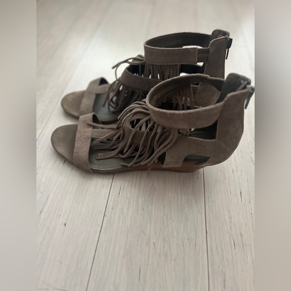 Steve Madden fringe sandals. 8.5. Taupe. Used. - Picture 4 of 5
